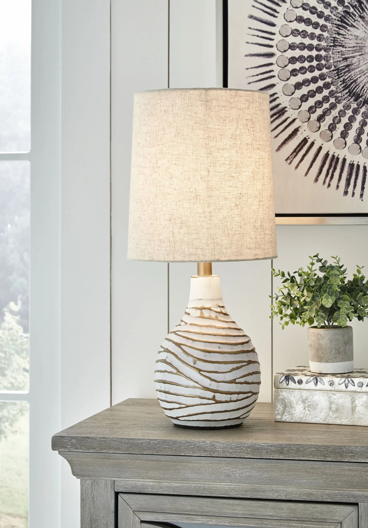 Aleela - Metal Table Lamp  - White / Gold Finish - Image 2