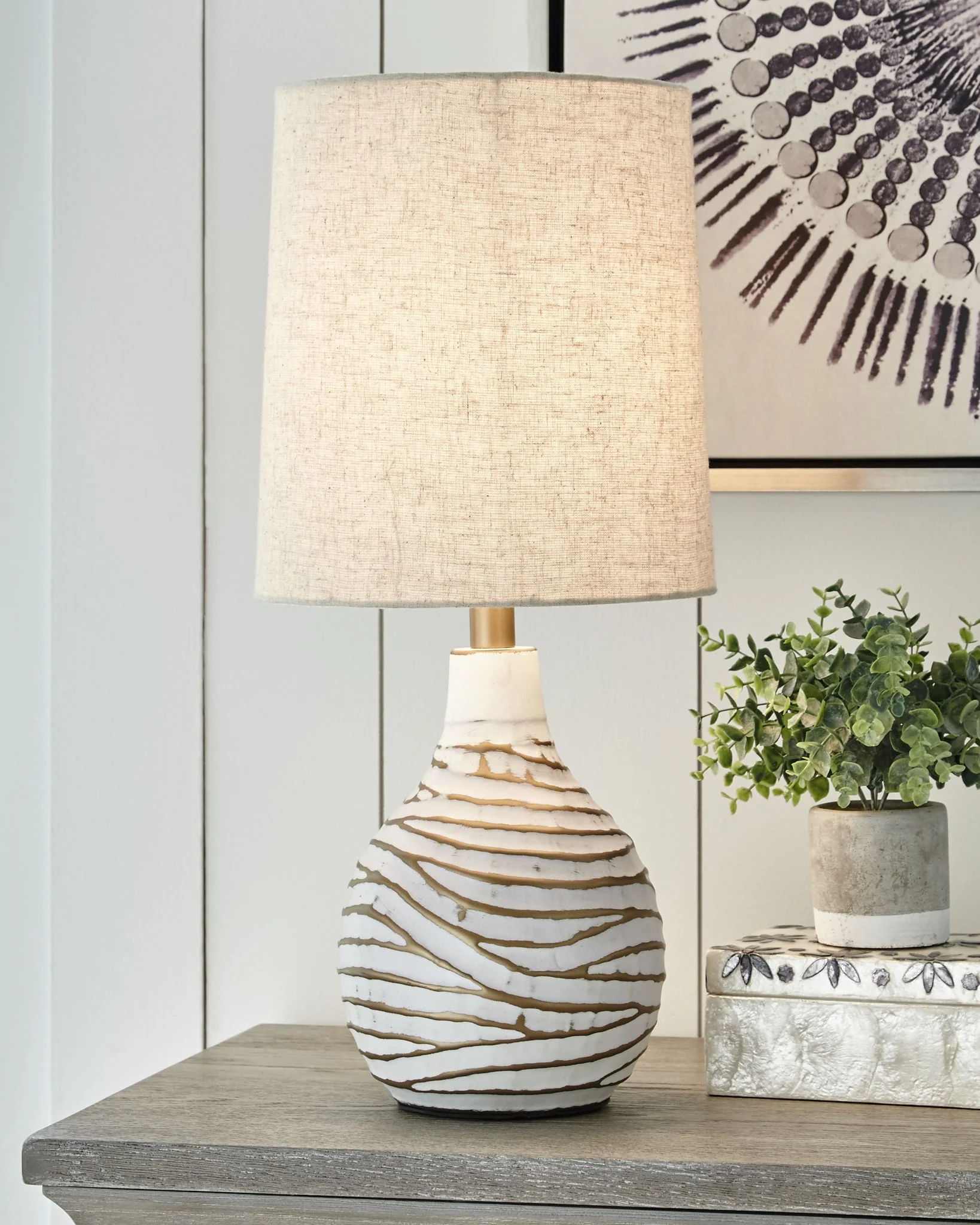 Aleela - Metal Table Lamp  - White / Gold Finish - Image 3