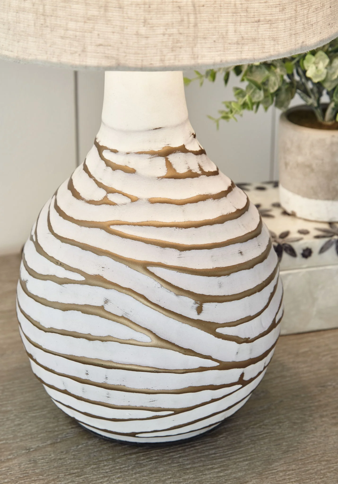 Aleela - Metal Table Lamp  - White / Gold Finish - Image 4