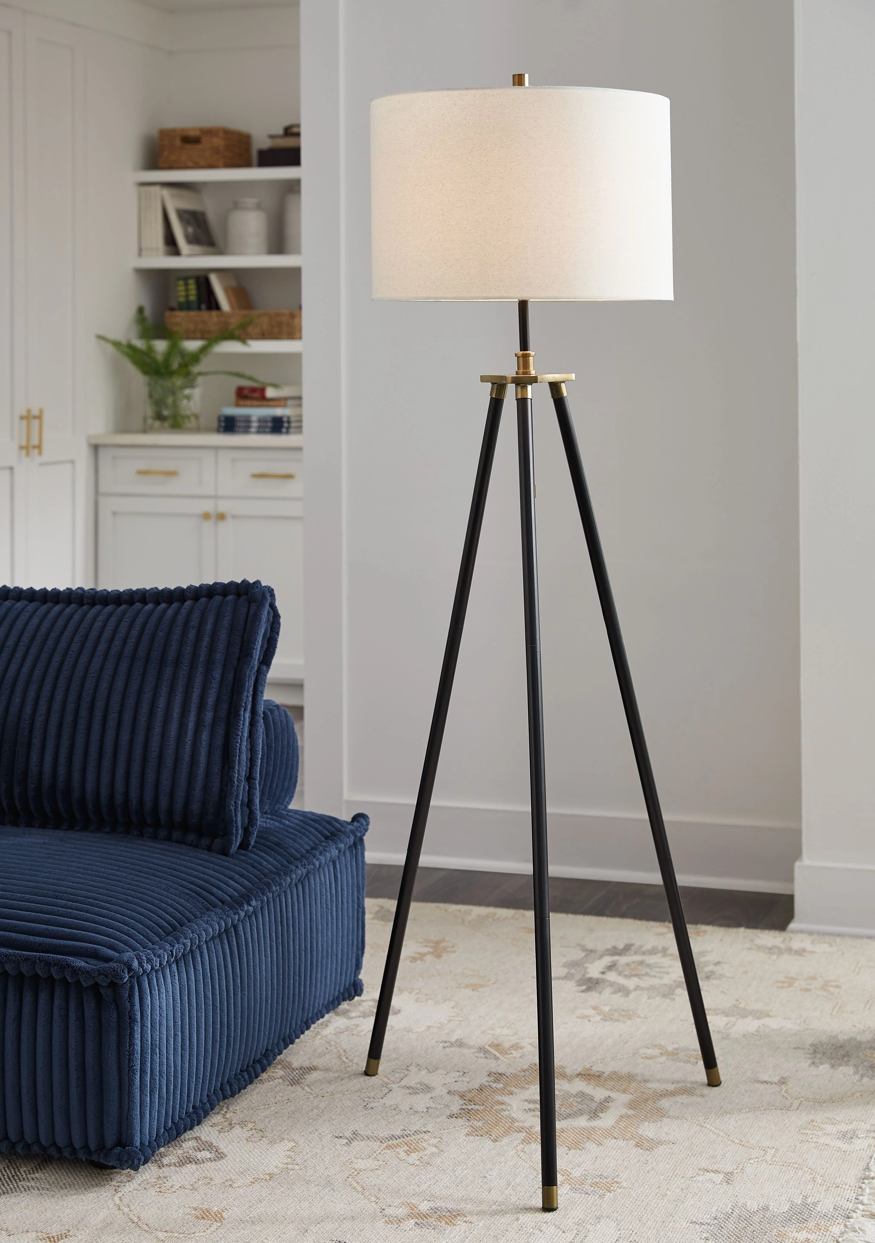 Cashner - Metal Floor Lamp - Black / Gold Finish - Image 2