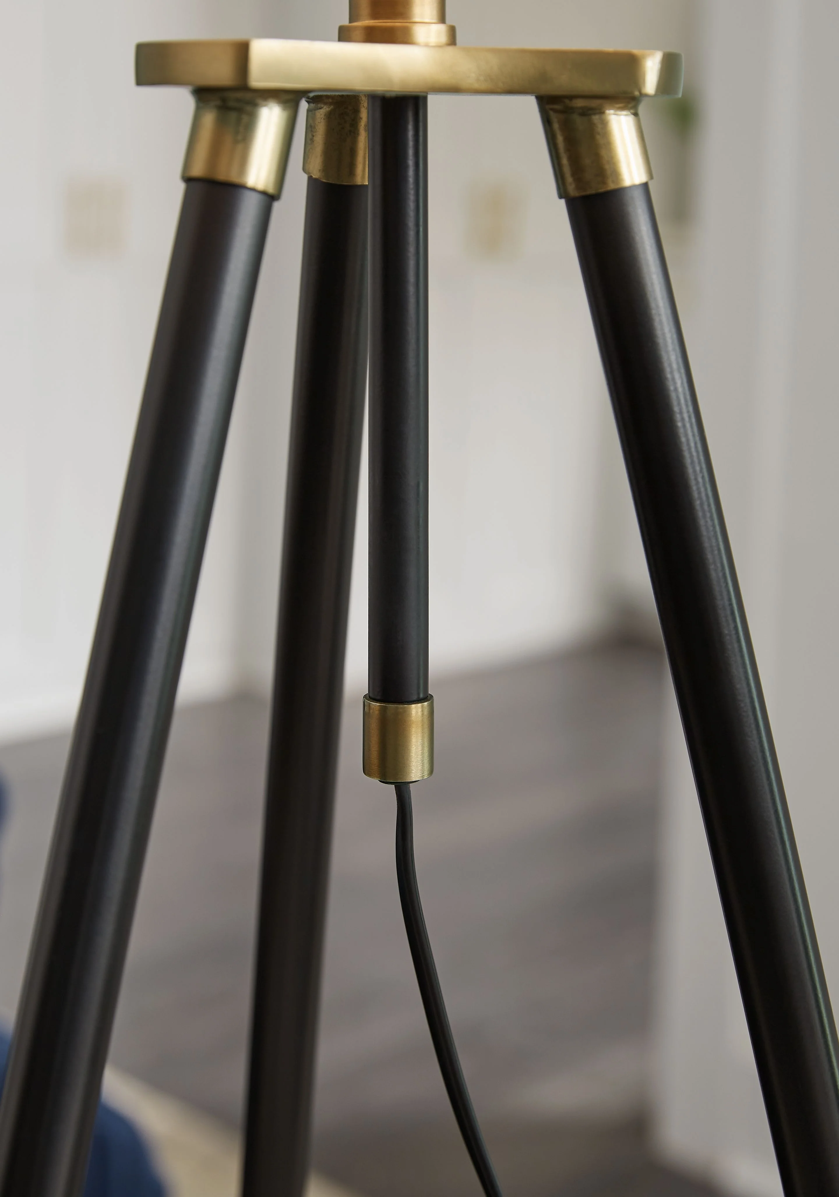 Cashner - Metal Floor Lamp - Black / Gold Finish - Image 4