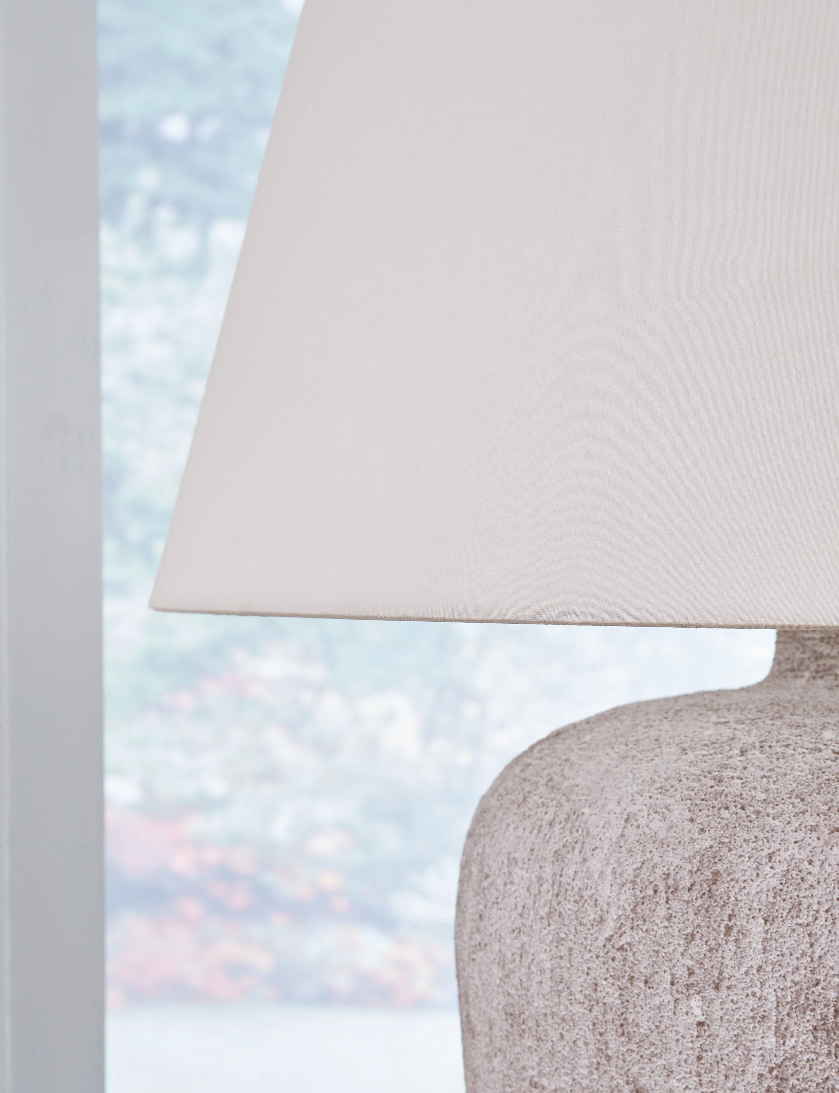 Danry - Metal Table Lamp - Distressed Cream - Image 4