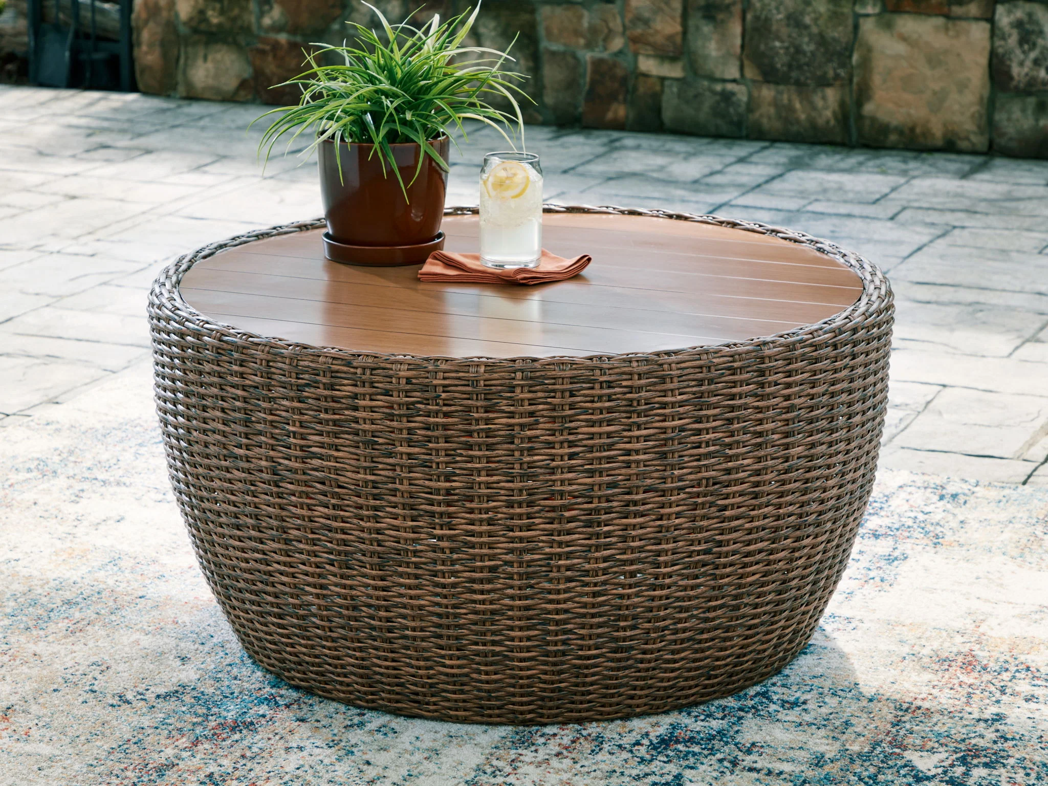 Double Point - Round Cocktail Table - Beige - Image 3