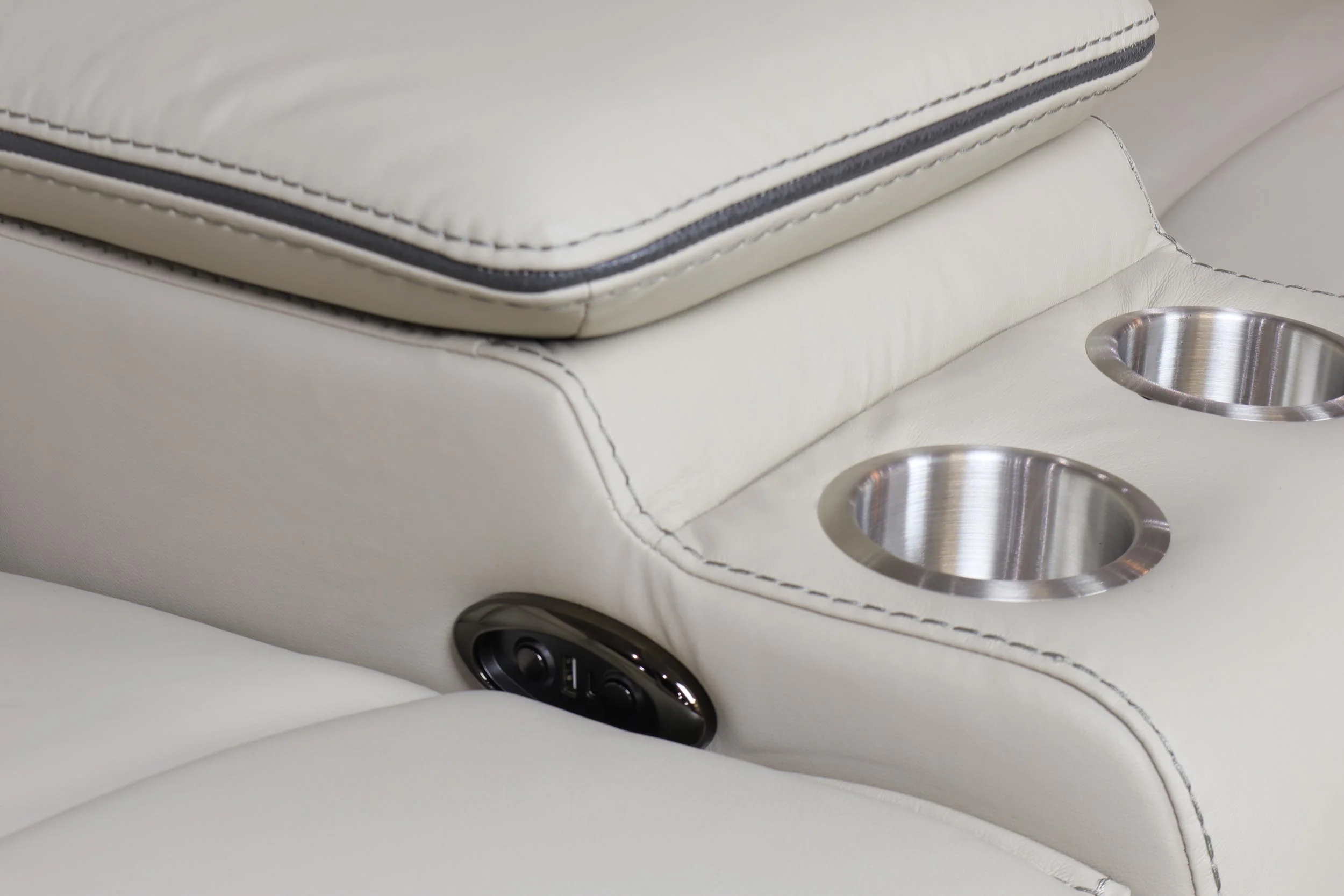 LR7594CM Cream Leather Power Motion Sectional - Image 6