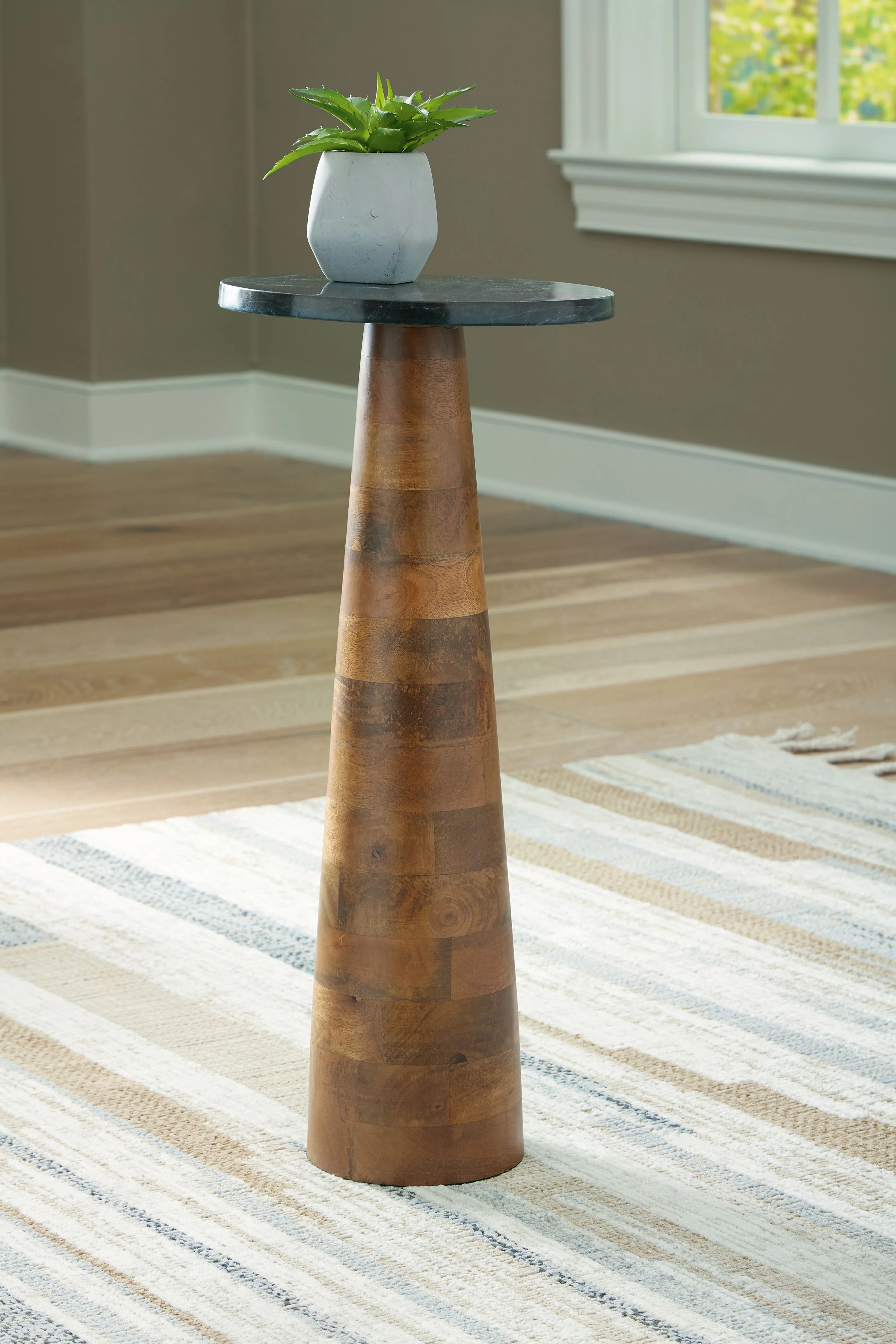 Quinndon - Accent Table - Brown / Black - Image 2