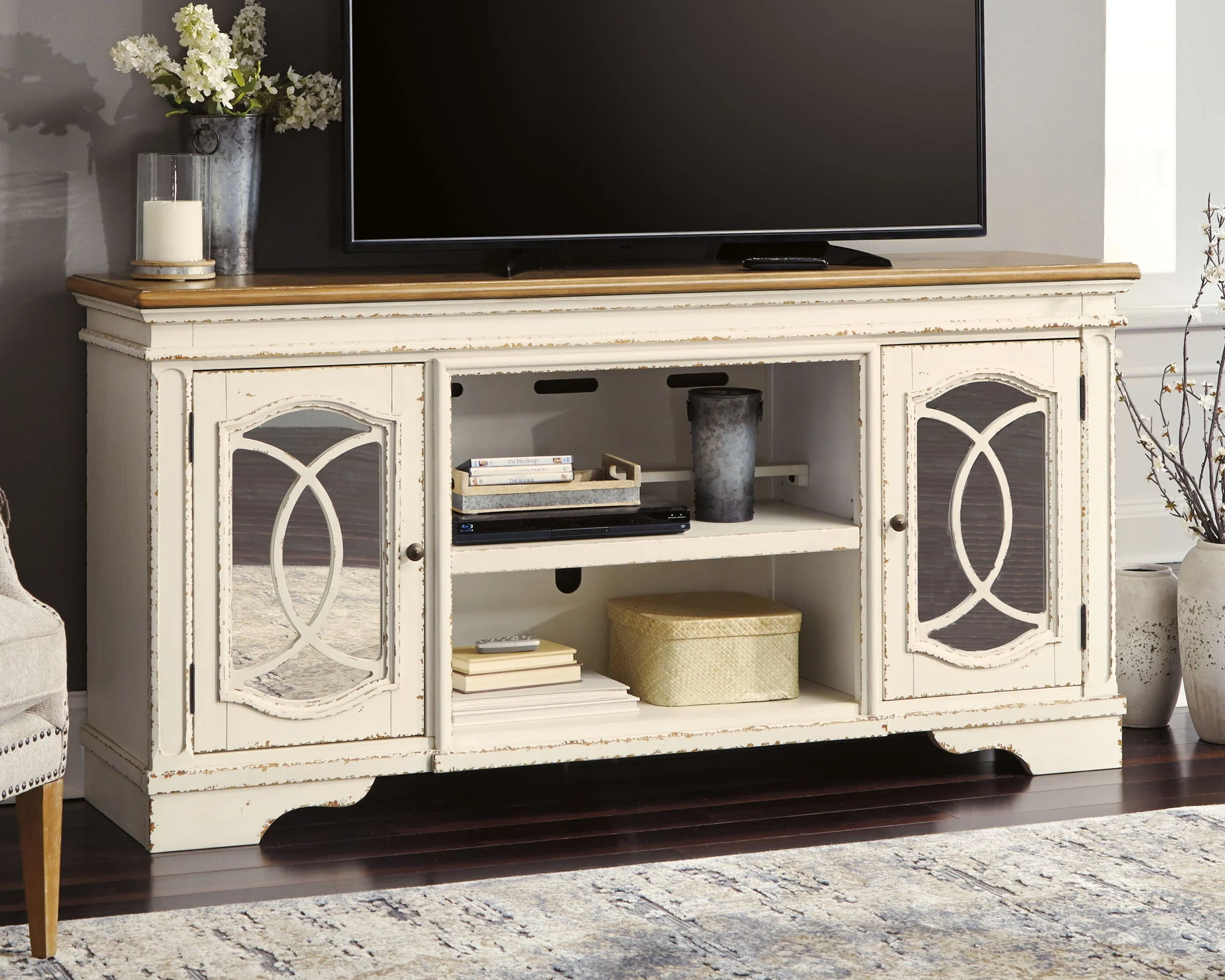 Realyn - TV Stand - Image 3