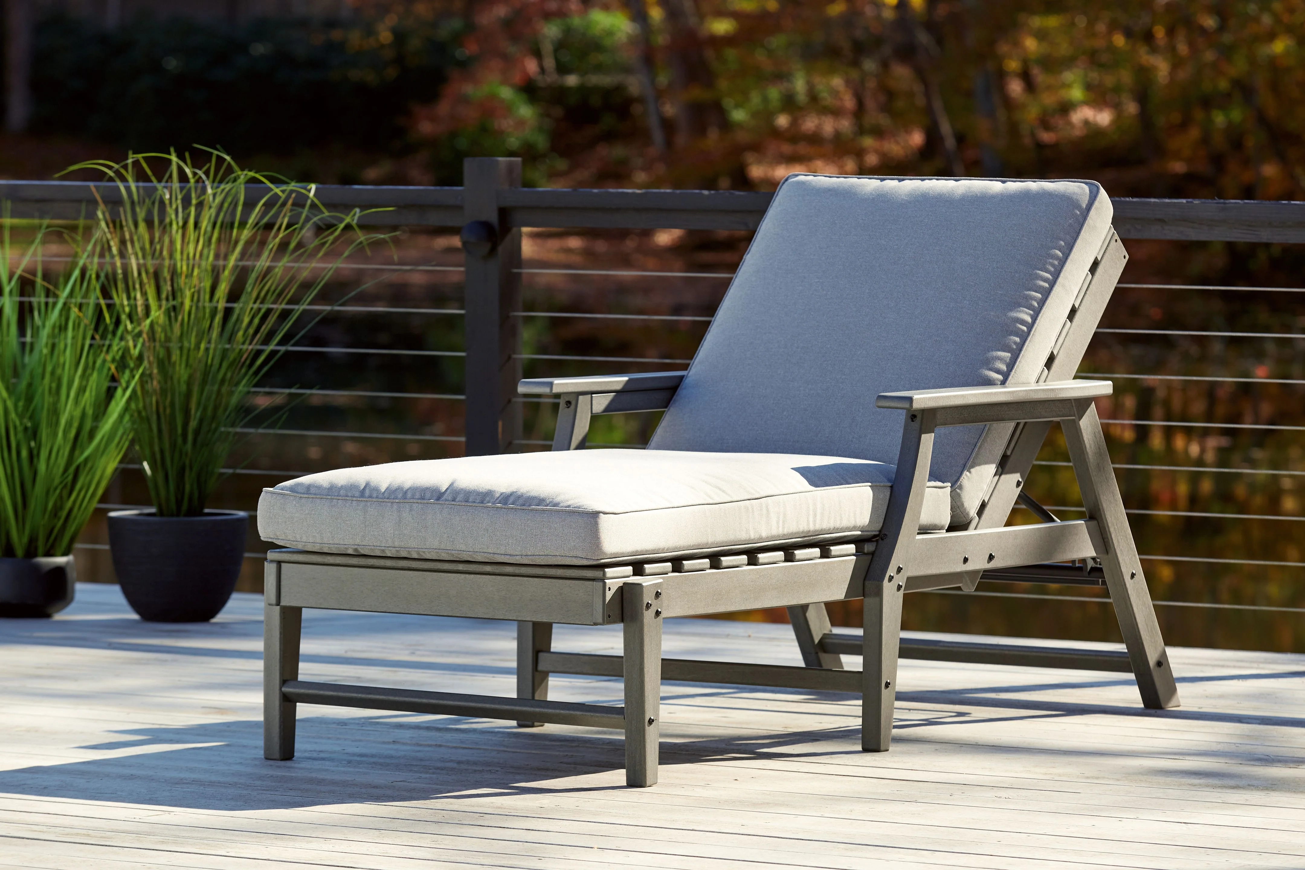 Visola - Chaise Lounge with Cushion - Gray - Image 4